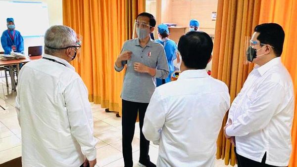 Foto: Jokowi Tinjau Uji Klinis Vaksin COVID-19 di Bandung