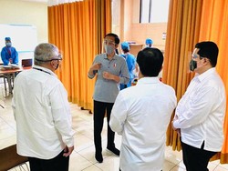 Disaksikan Jokowi, 19 Relawan Disuntik Calon Vaksin COVID-19 di Bandung