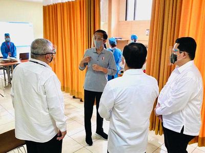 Foto: Jokowi Tinjau Uji Klinis Vaksin COVID-19 di Bandung