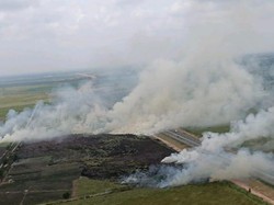 Karhutla di Dekat Tol Palembang-Indralaya, 3 Heli Bom Air Dikerahkan