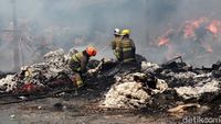 Melihat Perjuangan Damkar Padamkan Kebakaran Gudang Kapas di Bandung