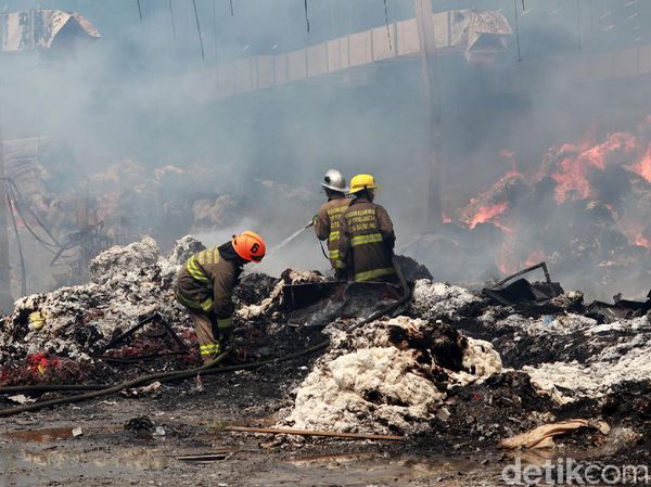 Melihat Perjuangan Damkar Padamkan Kebakaran Gudang Kapas di Bandung