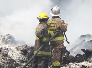 Kebakaran Gudang Kapas di Bandung Berhasil Dipadamkan Kebakaran Gudang Kapas di Bandung Berhasil Dipadamkan