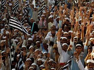 Saat Pembunuh Terdakwa Penista Agama Dirayakan Sebagai Pahlawan di Pakistan