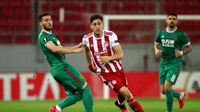 PIRAEUS, GREECE - MARCH 12: (FREE FOR EDITORIAL USE) In this handout image provided by UEFA, Konstantinos Tsimikas of Olympiacos FC gets away from Matt Doherty of Wolverhampton Wanderers during the UEFA Europa League round of 16 first leg match between Olympiacos FC and Wolverhampton Wanderers at Karaiskakis Stadium on March 12, 2020 in Piraeus, Greece. The match is played behind closed doors as a precaution against the spread of COVID-19 (Coronavirus).  (Photo by UEFA - Handout/UEFA via Getty Images)
