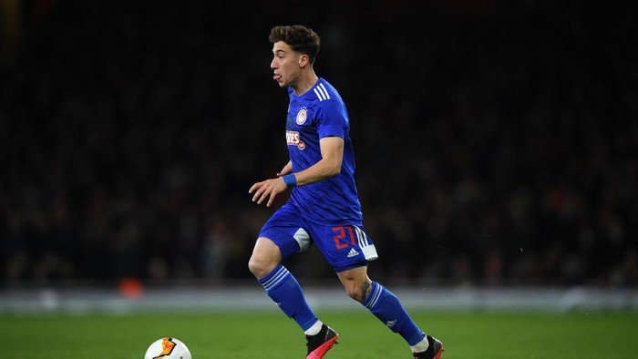 LONDON, ENGLAND - FEBRUARY 27: Konstantinos Tsimikas of Olympiacos FC runs with the ball during the UEFA Europa League round of 32 second leg match between Arsenal FC and Olympiacos FC at Emirates Stadium on February 27, 2020 in London, United Kingdom. (Photo by Mike Hewitt/Getty Images)