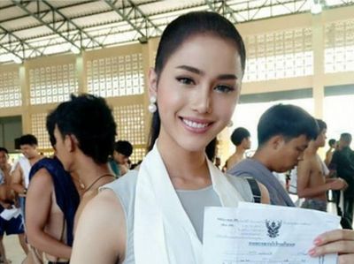 Cantik-cantik, Transgender Thailand Eksis di Tempat Pendaftaran Wajib Militer