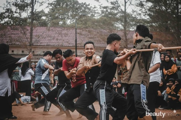 Perlombaan tarik tambang di lingkungan RT