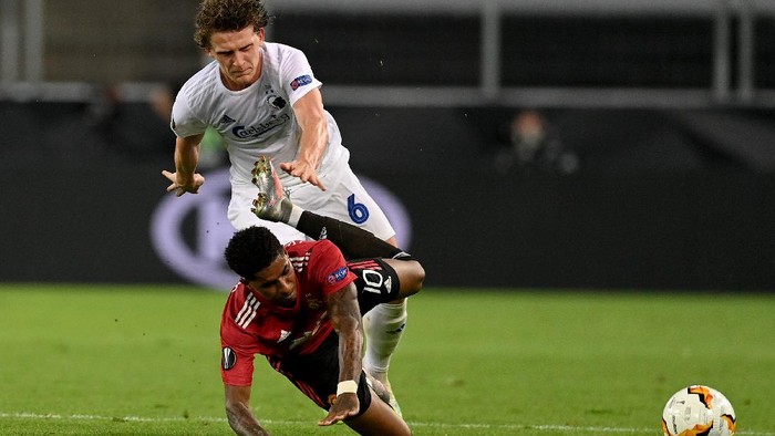 COLOGNE, GERMANY - AUGUST 10: Marcus Rashford of Manchester United is challenged by Jens Stage of FC Kobenhavn during the UEFA Europa League Quarter Final between Manchester United and FC Kobenhavn at RheinEnergieStadion on August 10, 2020 in Cologne, Germany. (Photo by Sascha Steinbach/Pool via Getty Images)