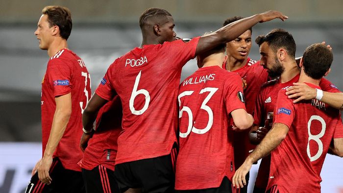 Manchester United COLOGNE, GERMANY - AUGUST 10: Bruno Fernandes of Manchester United celebrates with teammates after scoring his sides first goal during the UEFA Europa League Quarter Final between Manchester United and FC Kobenhavn at RheinEnergieStadion on August 10, 2020 in Cologne, Germany. (Photo by Wolfgang Rattay/Pool via Getty Images)