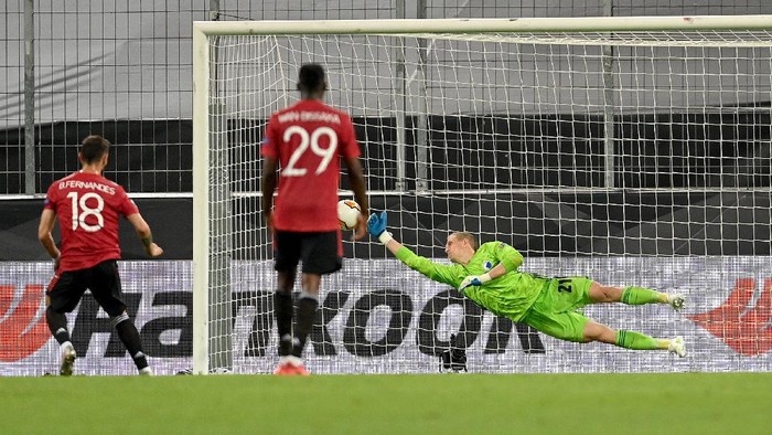 COLOGNE, GERMANY - AUGUST 10: Bruno Fernandes of Manchester United scores his sides first goal from the penalty spot during the UEFA Europa League Quarter Final between Manchester United and FC Kobenhavn at RheinEnergieStadion on August 10, 2020 in Cologne, Germany. (Photo by Sascha Steinbach/Pool via Getty Images)