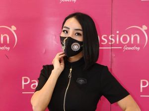 Pertama di Indonesia, Ada Masker Kain Berhias Berlian Seharga Rp 10 Juta Pertama di Indonesia, Ada Masker Kain Berhias Berlian Seharga Rp 10 Juta