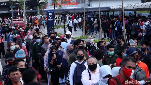 Padatnya Antrean di Stasiun Tanah Abang Saat Jam Pulang Kantor