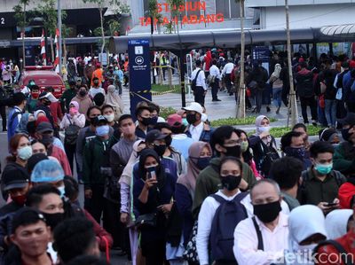 Padatnya Antrean di Stasiun Tanah Abang Saat Jam Pulang Kantor
