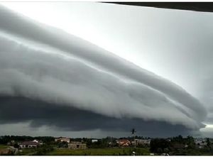 Penampakan Awan Tsunami di Langit Parepare Penampakan Awan Tsunami di Langit Parepare
