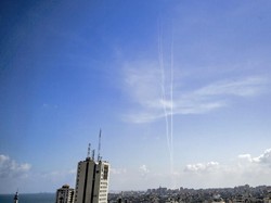 Peringatkan Israel, Hamas Tembakan Roket ke Laut