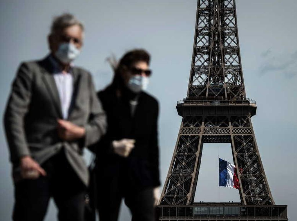 Suhu Panas, Paris Wajibkan Pakai Masker di Tempat Wisata