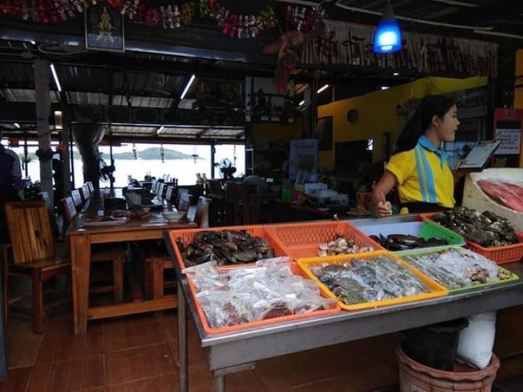 Pasar Seafood yang Tersembunyi di Ujung Selatan Phuket Pasar Seafood yang Tersembunyi di Ujung Selatan Phuket
