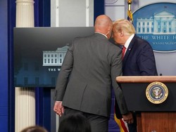 Penembakan di Luar Gedung Putih, Trump Dikawal Keluar dari Ruang Jumpa Pers