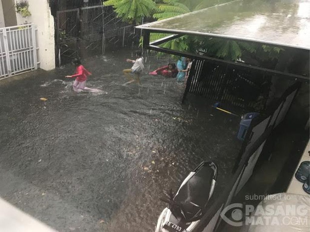 Permukiman di Lenteng Agung Sempat Banjir 30 Cm Saat Hujan Deras Permukiman di Lenteng Agung Sempat Banjir 30 Cm Saat Hujan Deras