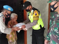 Bagikan Beras, Warga Terdampak COVID-19 di Bojonegoro Diedukasi Pakai Masker