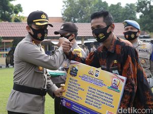 Polisi Jombang Distribusikan Alkes ke 41 Kampung Tangguh Cegah COVID-19