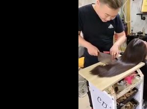 Potong Rambut Pakai Pisau Daging dan Talenan, Hasilnya Keren Potong Rambut Pakai Pisau Daging dan Talenan, Hasilnya Keren