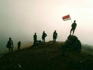 Mengibarkan Merah Putih di Puncak Bunium