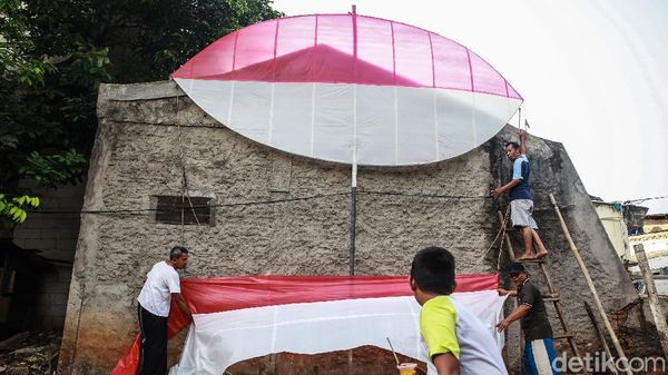 Sambut HUT RI, Warga Buat Layangan Jumbo Setinggi 6 Meter