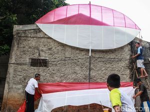 Sambut HUT RI, Warga Buat Layangan Jumbo Setinggi 6 Meter Sambut HUT RI, Warga Buat Layangan Jumbo Setinggi 6 Meter