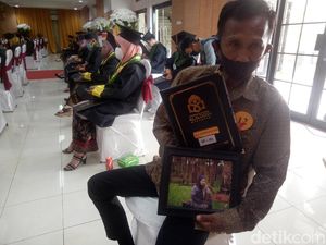 Ayah Gantikan Wisuda, Mahasiswi IPK 3,90 Siapkan Baju Sebelum Meninggal