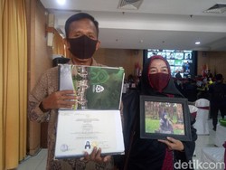 Haru Ortu Gantikan Wisuda Putri yang Meninggal, IPK Si Mahasiswi 3,90