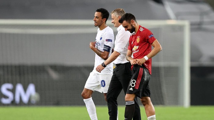 COLOGNE, GERMANY - AUGUST 10: Ole Gunnar Solskjaer, Manager of Manchester United talks to Zeca of FC Kobenhavn and Bruno Fernandes of Manchester United following the UEFA Europa League Quarter Final between Manchester United and FC Kobenhavn at RheinEnergieStadion on August 10, 2020 in Cologne, Germany. (Photo by Wolfgang Rattay/Pool via Getty Images)
