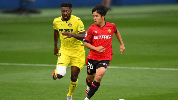 VILLAREAL, SPAIN - JUNE 16: Andre-Frank Zambo Anguissa of Villarreal battles for possession with Takefusa Kubo of RCD Mallorca during the Liga match between Villarreal CF and RCD Mallorca at Estadio de la Ceramica on June 16, 2020 in Villareal, Spain. (Photo by David Ramos/Getty Images)