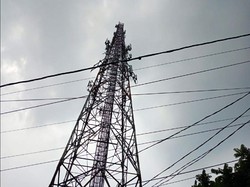 Sepi Order Gegara Pandemi, Bos WO Nekat Panjat Tower di Sukabumi