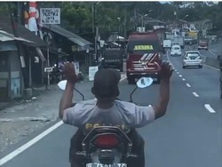 Viral Pemotor Berkaus Polisi Berkendara Lepas Setang-Tak Pakai Helm