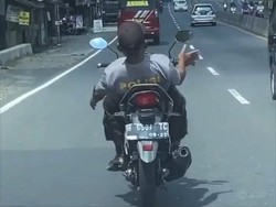 Viral Pria Berkaus Polisi Naik Motor Sambil Rebahan, Ini Faktanya
