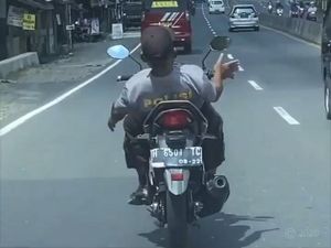 Viral Pria Berkaus Polisi Naik Motor Sambil Rebahan, Ini Faktanya Viral Pria Berkaus Polisi Naik Motor Sambil Rebahan, Ini Faktanya