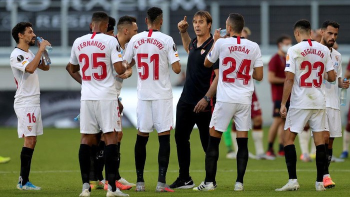 DUISBURG, GERMANY - AUGUST 06: Julen Lopetegui, Manager of Sevilla chats with his team during the UEFA Europa League round of 16 single-leg match between Sevilla FC and AS Roma at MSV Arena on August 06, 2020 in Duisburg, Germany. (Photo by Friedemann Vogel/Pool via Getty Images)