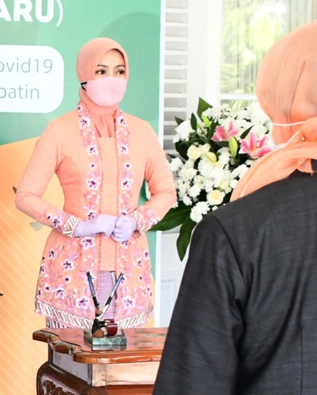 Anggunnya sosok istri Gurbernur Jawa Barat Ridwal Kamil, Atalia Praratya memakai busana kebaya.