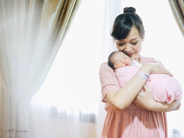 Sesaat setelah melahirkan Yuanita Christiani langsung melakukan pemotretan