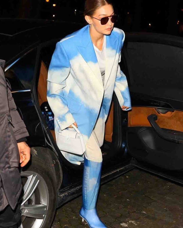 Gigi Hadid dengan Jumpsuit