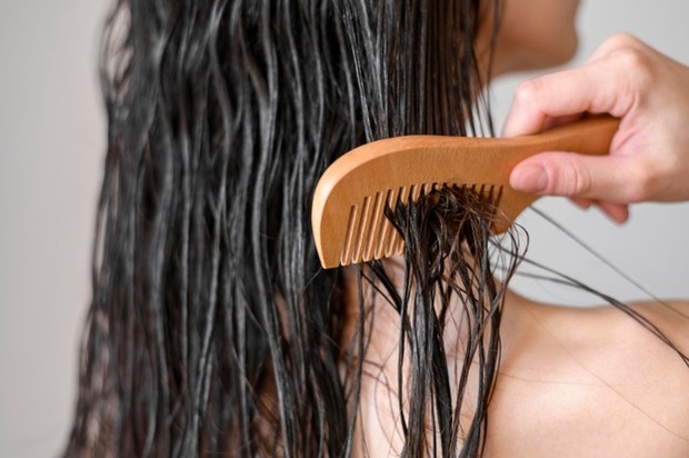 Menyisir rambut saat basah dapat merusak rambut.