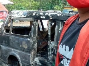 Diduga Korsleting Aki, Angkot di Sukabumi Hangus Terbakar