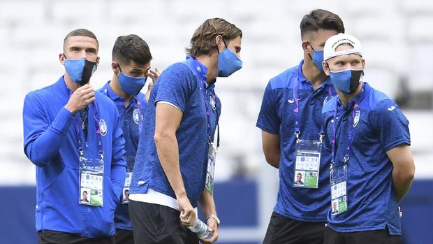 Atalanta players stand on the pitch during a team walk around at the Luz stadium in Lisbon, Tuesday Aug. 11, 2020. Atalanta will play PSG in a Champions League quarterfinals soccer match on Wednesday. (David Ramos/Pool via AP)