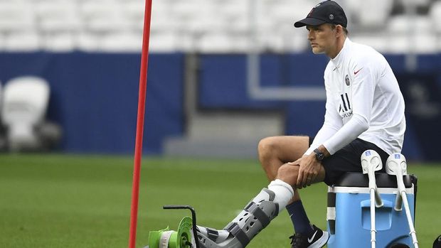 PSG's head coach Thomas Tuchel, left, follows the training session at the Luz stadium in Lisbon, Tuesday Aug. 11, 2020. PSG will play Atalanta in a Champions League quarterfinals soccer match on Wednesday. (David Ramos/Pool via AP)