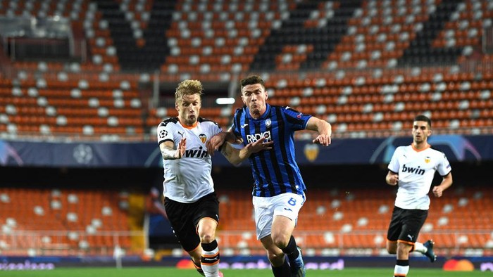 VALENCIA, SPAIN - MARCH 10: (FREE FOR EDITORIAL USE)  In this handout image provided by UEFA, Daniel Wass of Valencia battles for possession with Robin Gosens of Atalanta  during the UEFA Champions League round of 16 second leg match between Valencia CF and Atalanta at Estadio Mestalla on March 10, 2020 in Valencia, Spain. (Photo by UEFA - Handout via Getty Images)