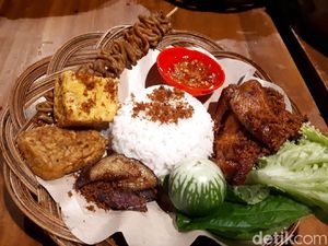 Ayam Cipo: Mantap Banget! Makan Ayam Goreng Serundeng Pakai Lalapan Sebaskom Ayam Cipo: Mantap Banget! Makan Ayam Goreng Serundeng Pakai Lalapan Sebaskom