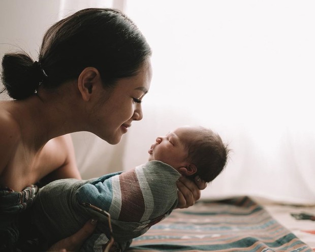 Menggunakan metode water birth andien aisyah melahirkan anak kedua