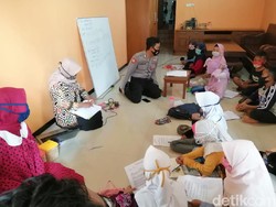 Polisi Tuban Bantu Paket Data Gratis untuk Siswa Belajar Daring